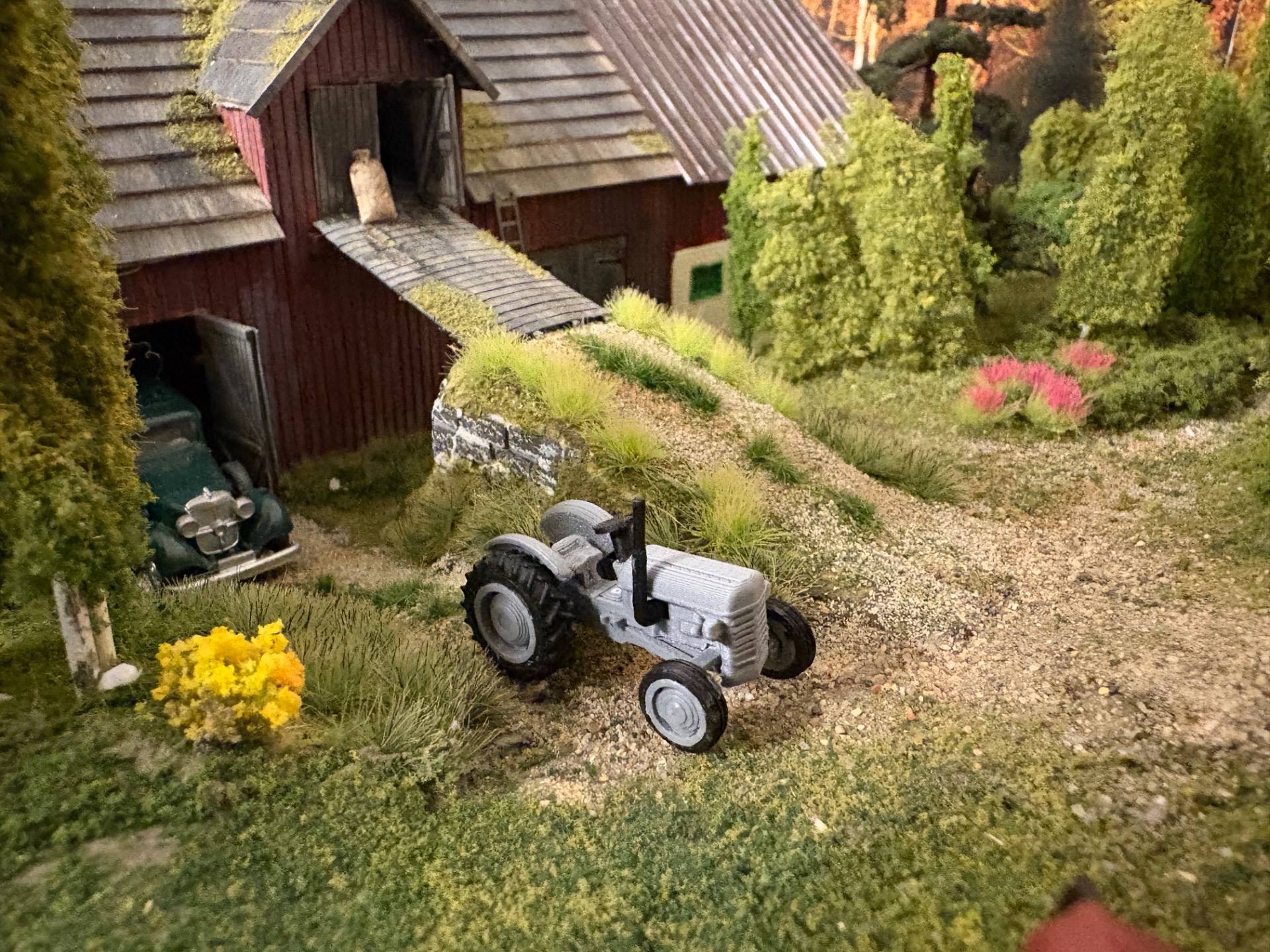Traktor pryder sin plats på klubbanläggningens bondgård.